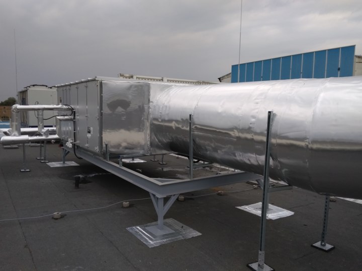Montaż agregatu wody lodowej oraz centrali wentylacyjnej, chłodzenie hali produkcyjnej
